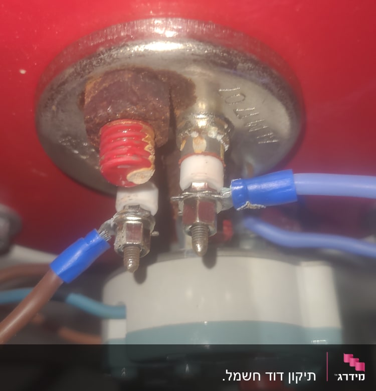 חיבורים חשמליים על דוד שמש עם חוטים כחולים